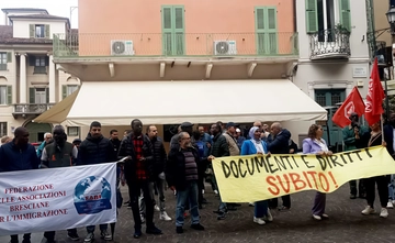 Permessi di soggiorno. Tempi troppo lunghi : "Perdiamo il lavoro. Negati tanti diritti"