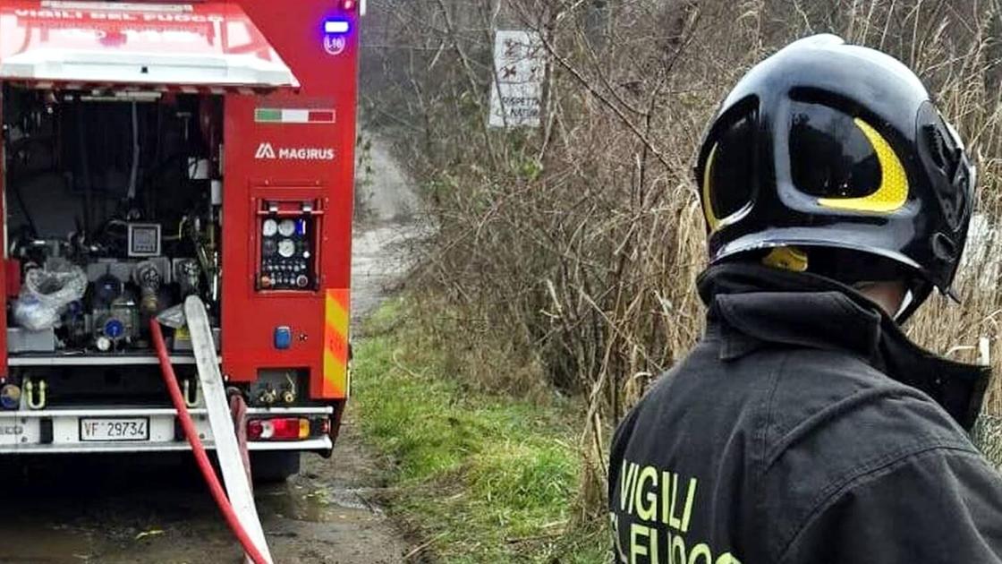 Boato in azienda e poi le fiamme. Paura per le esalazioni tossiche