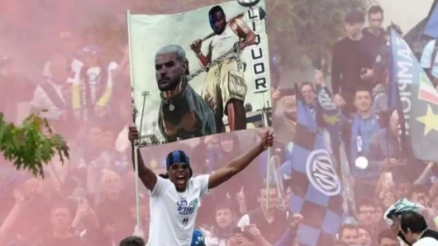 Festa scudetto Inter, Dumfries e lo striscione contro Theo: “È stato un errore”. Ma niente scuse al milanista