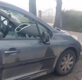 Bergamo, distruggono i finestrini di 13 auto per rubare: uno dei ladri è arrestato, il complice riesce a scappare