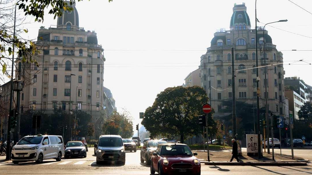 Piazza Piemonte, con i suoi storici grattacieli déco del 1923, rappresenta un'oasi di tranquillità e bellezza in zona Wagner, a Milano. Residenti e visitatori apprezzano l'atmosfera e la storia del luogo nonostante alcune criticità legate alla pulizia e alla civiltà.