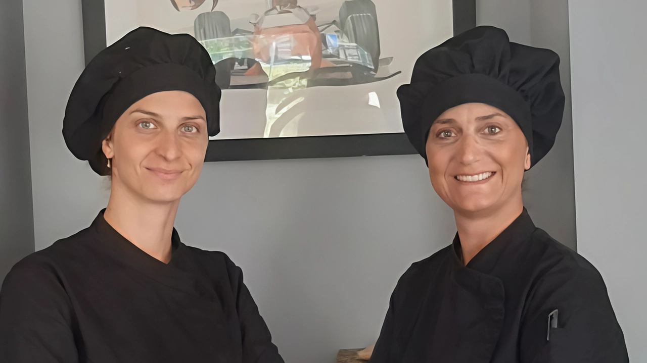 La chef Maria Rosaria Peluso e la pastry chef Francesca Pellegrino al “Mamie“ di via Boito, il ristorante nato a Monza negli spazi dell’officina di Tino e Vittorio Brambilla Dietro un quadro del campione di F2