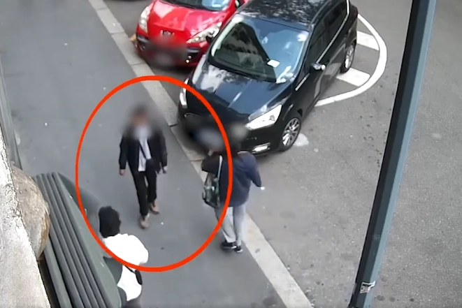 Furti ai danni di turisti a Milano, il ladro individuato dai poliziotti: un frame delle immagini diffuse dalla Polizia