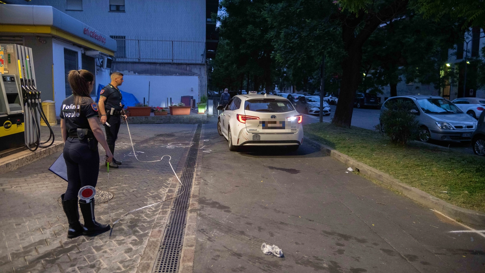 I rilievi della polizia locale nel benzinaio di piazza Trento dove un taxi ha investito un automobilista che faceva rifornimento (Foto Fasani)