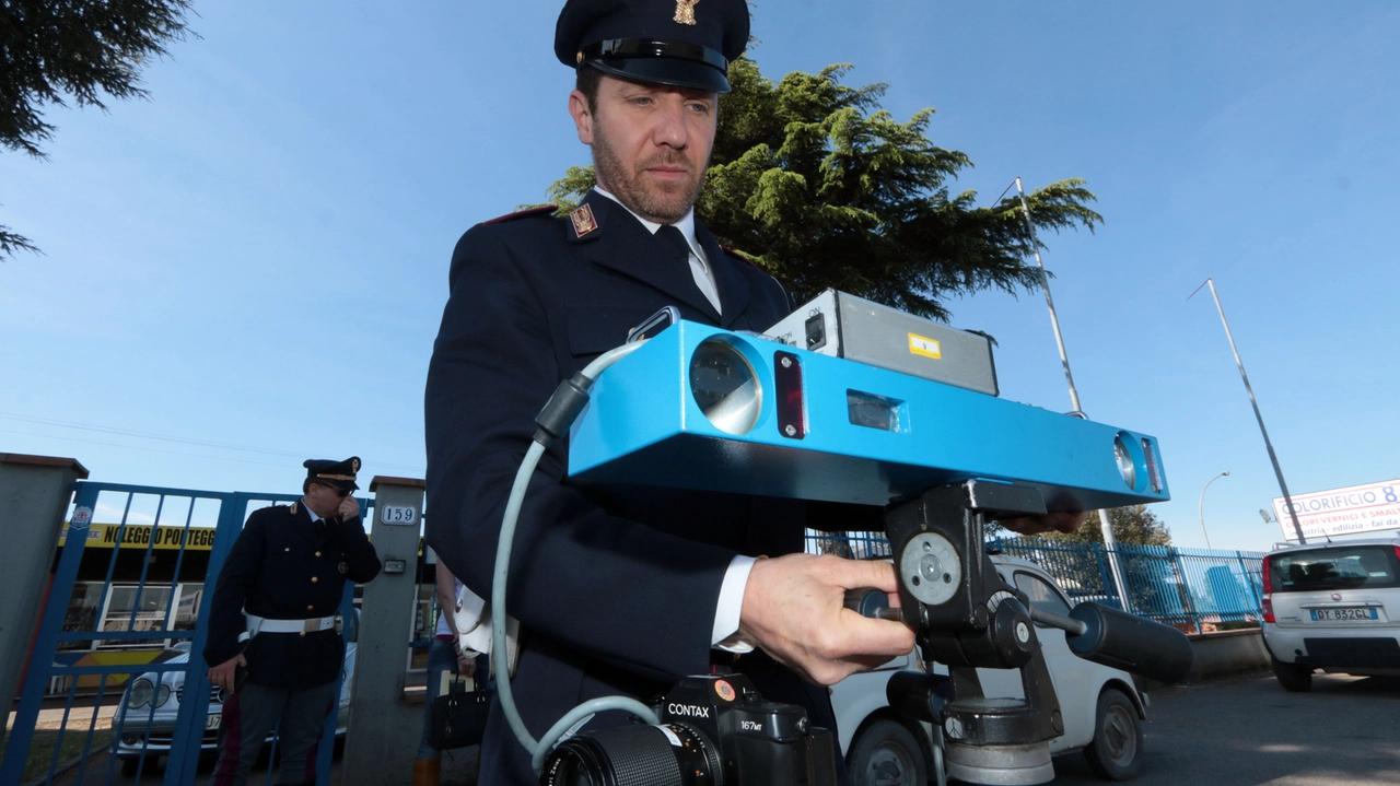 Controlli della velocità da parte degli agenti di Polizia