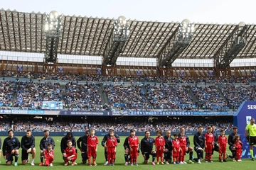 Giocatori del Napoli si inginocchiano in campo contro il razzismo dopo il caso Acerbi-Juan Jesus