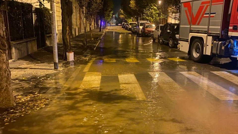 Pompieri e tecnici di Società acqua Lodigiana si sono messi a lavoro per trovare la falla che interessa la via pubblica