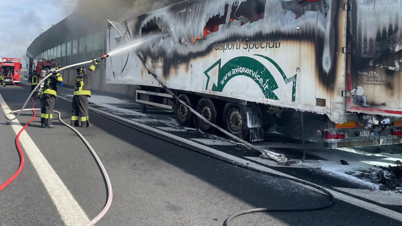 Incendio su autostrada a Novate Milanese: tir con rifiuti elettrici in fiamme, ma senza feriti. Intervento dei vigili del fuoco e rallentamenti al traffico. Arpa presente per controlli ambientali.