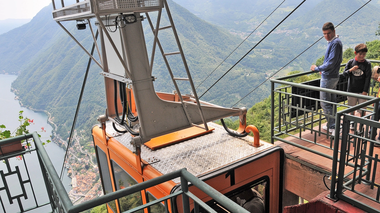 La funivia garantisce una vista spettacolare sulle Prealpi comasche e sul lago