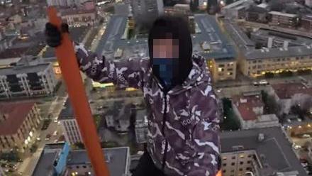 Milano, la folle sfida dei baby climber: in bilico su un’antenna televisiva