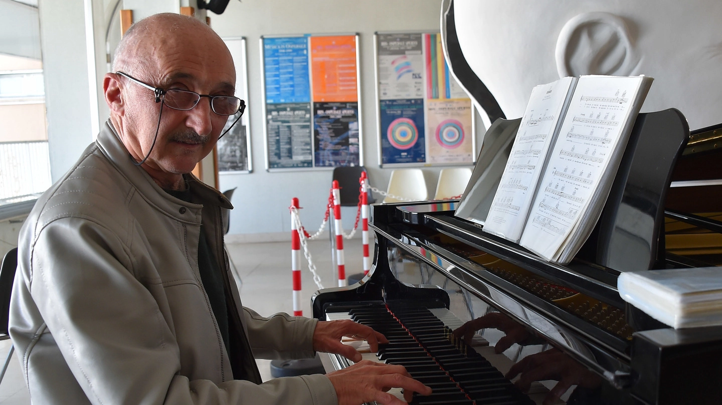 Franco Riva al pianoforte a coda, eredità del progetto “Iris Ospedale Aperto“
