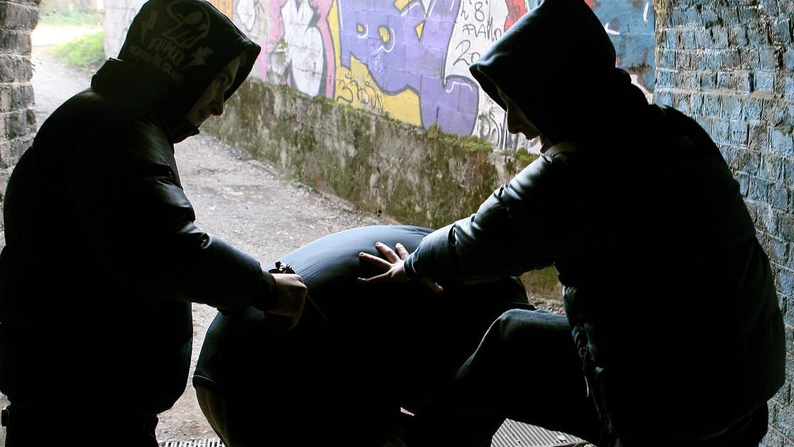 Minacce, aggressioni e rapine ai coetanei: due 17enni arrestati a Treviglio