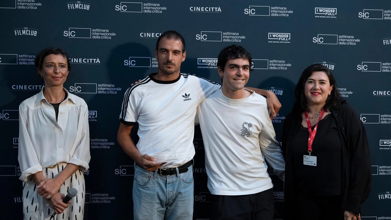 Il giovane regista monzese Francesco Manzato (secondo da sinistra) premiato a Venezia, nella foto centrale il backstage del film