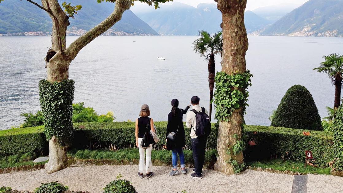 https://www.ilgiorno.it/image-service/view/acePublic/alias/contentid/ZWExN2RkYzgtZmNiNi00/0/turisti-sul-lago-di-como.jpeg?f=16:9&w=1200&h=630