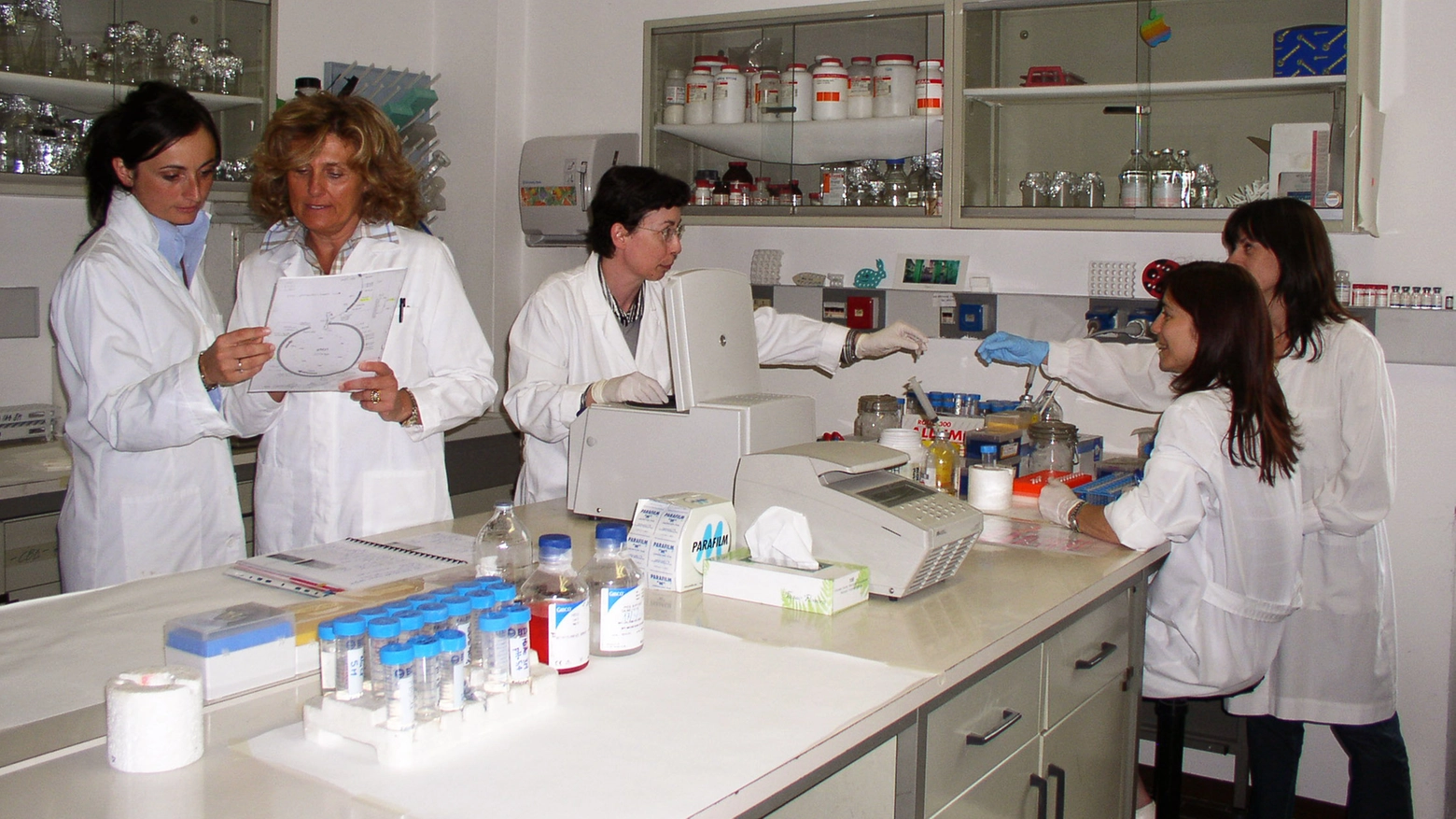 Ricercatori nei laboratori dell'Istituto Mario Negri (Foto archivio)
