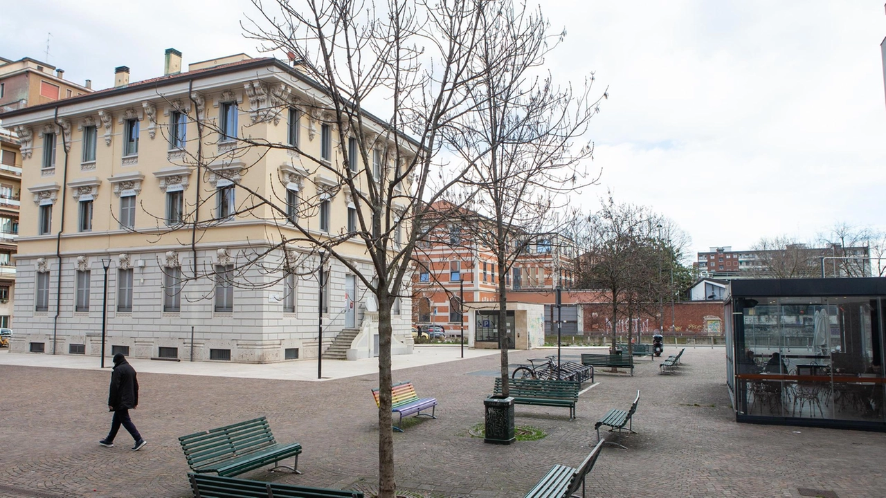 Una spianata di cubetti di porfido, punteggiata qua e là da panchine e alberelli. Al centro, una palazzina liberty -...