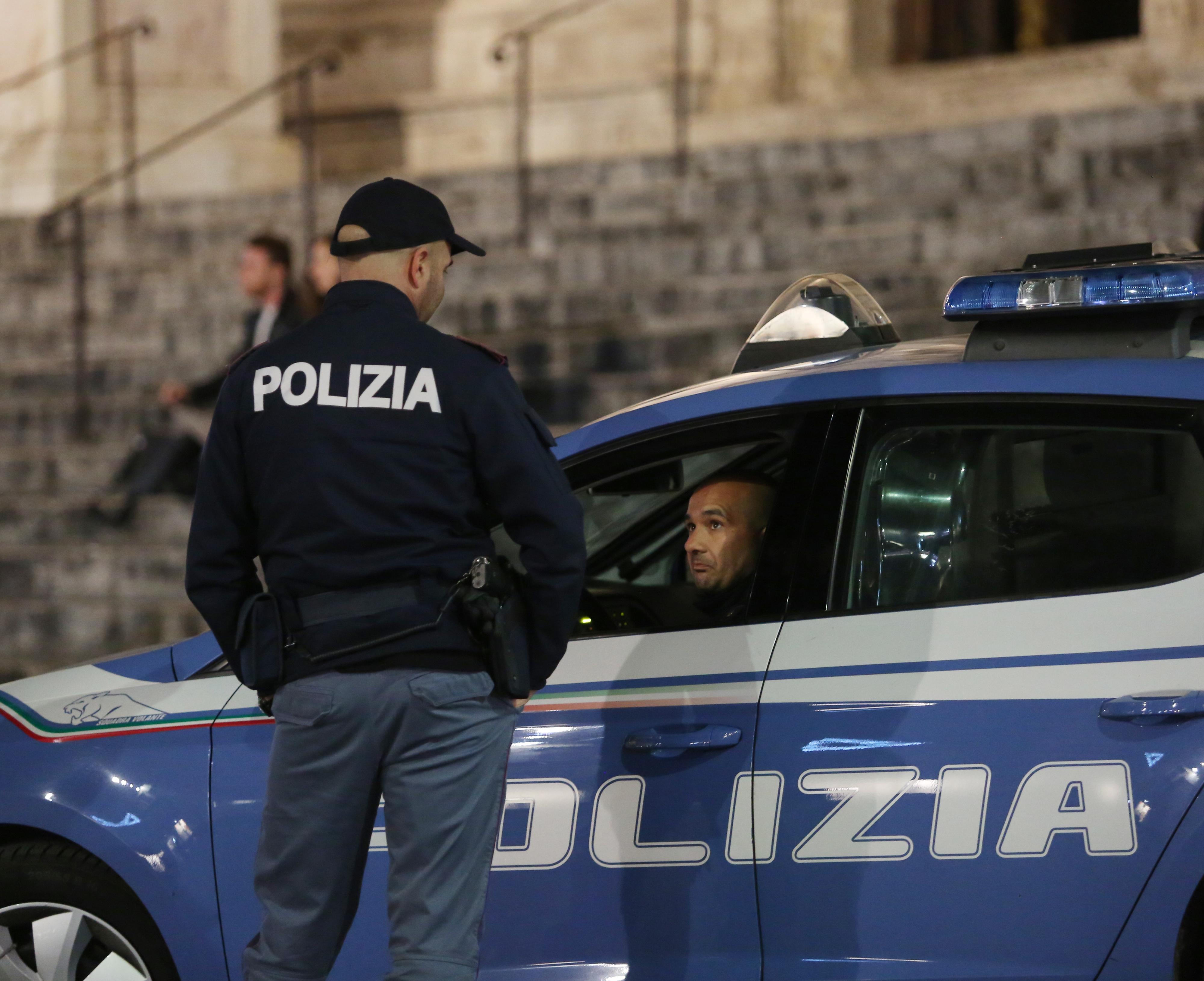 Milano, rubano carta di credito a un anziano e spendono 2.300 euro