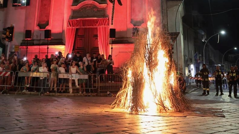 Il falò del fantoccio però si è svolto in pesante ritardo