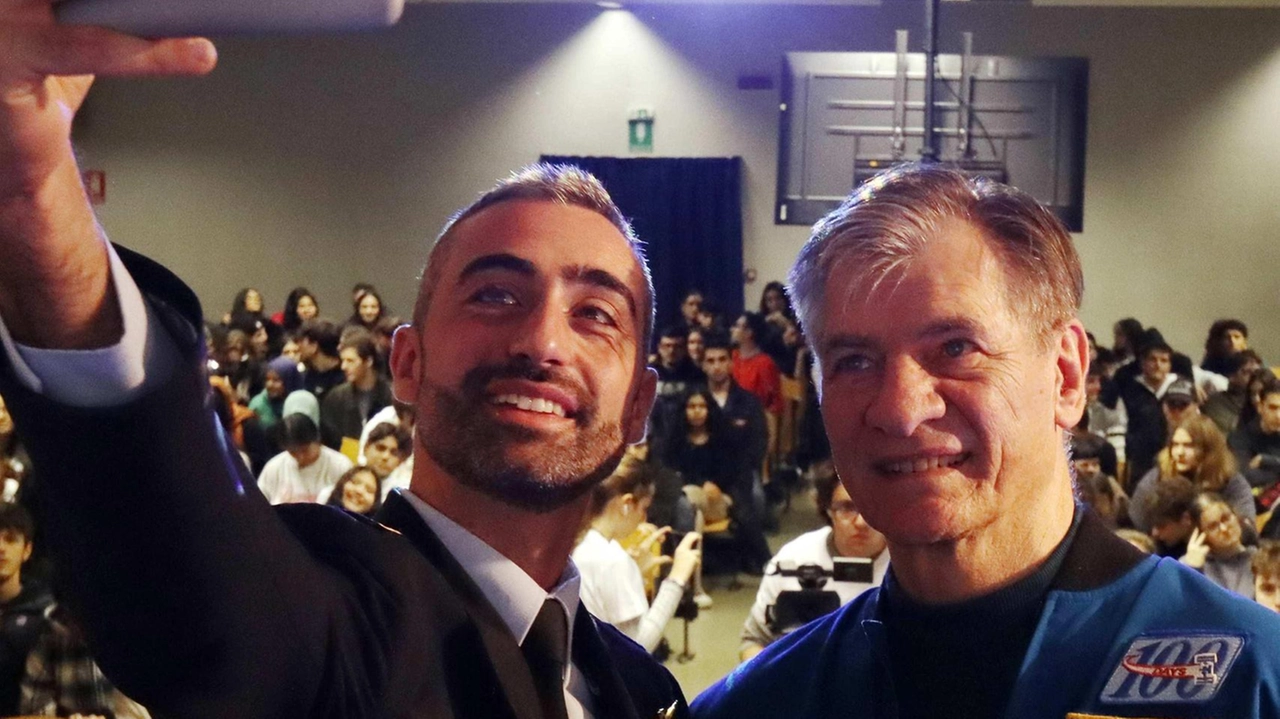 Andrea Patassa e Paolo Nespoli scattano un selfie con la platea di studenti