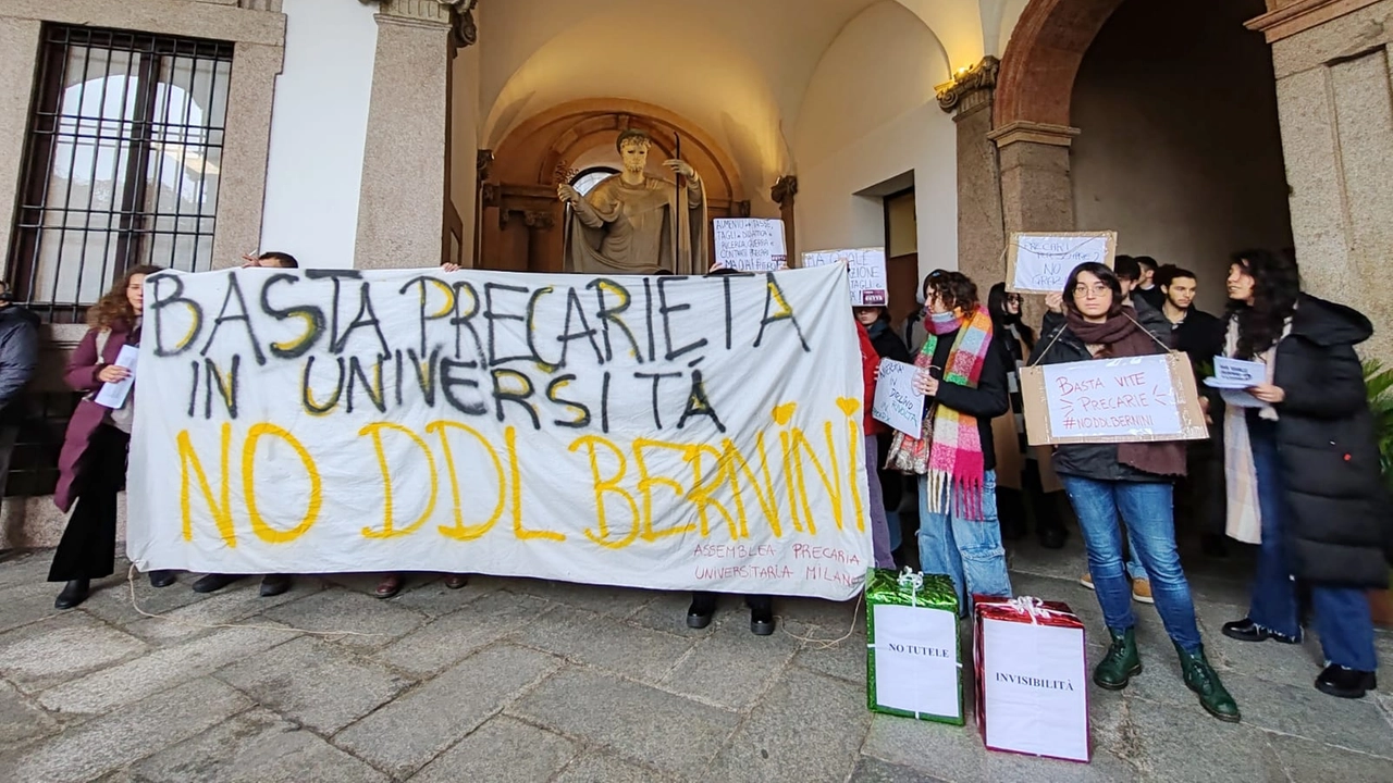 I manifestanti e gli striscioni in occasione dell'inaugurazione dell'Anno Accademico dell'Università Statale (foto Mianews)