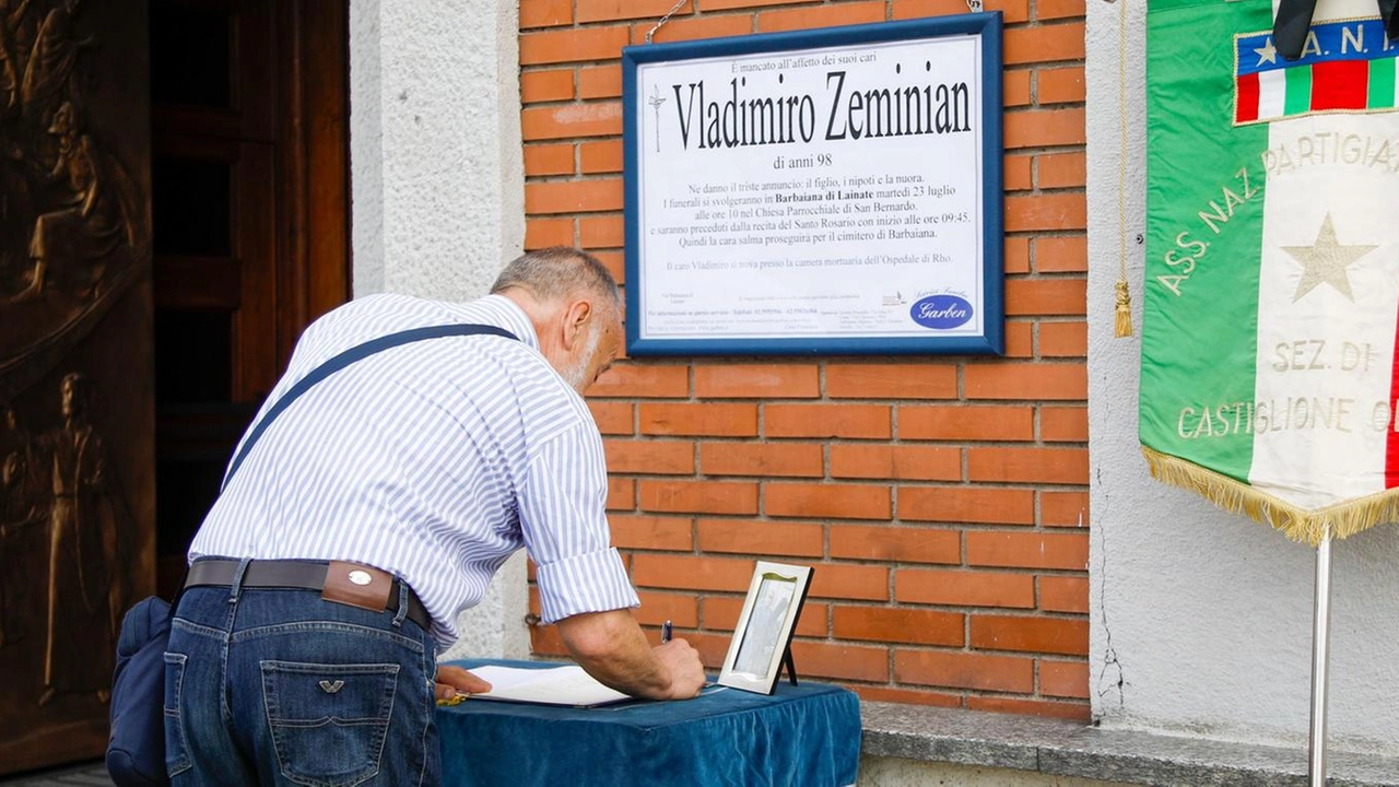 Ultimo saluto, ieri mattina nella chiesa San Bernardo di Barbaiana di Lainate, a Vladimiro Zeminian, l’ultimo dei partigiani rhodensi che...