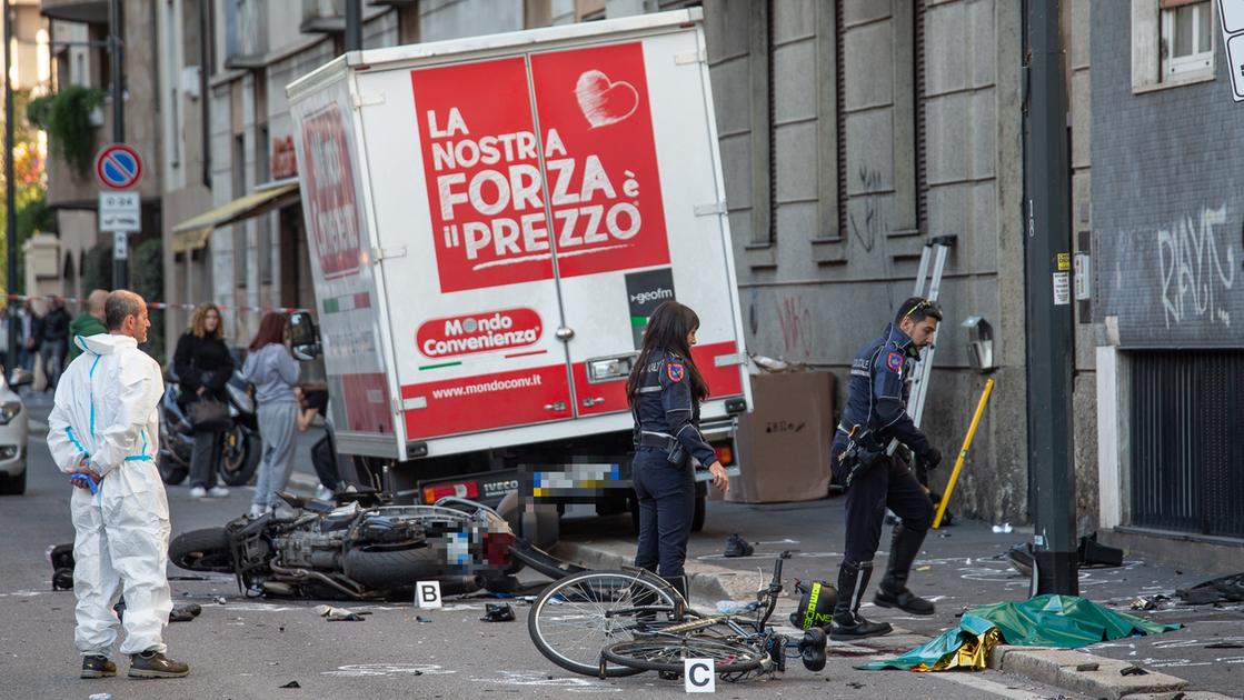 Scontro auto moto in via Pellegrino Rossi: morto il passeggero della due ruote