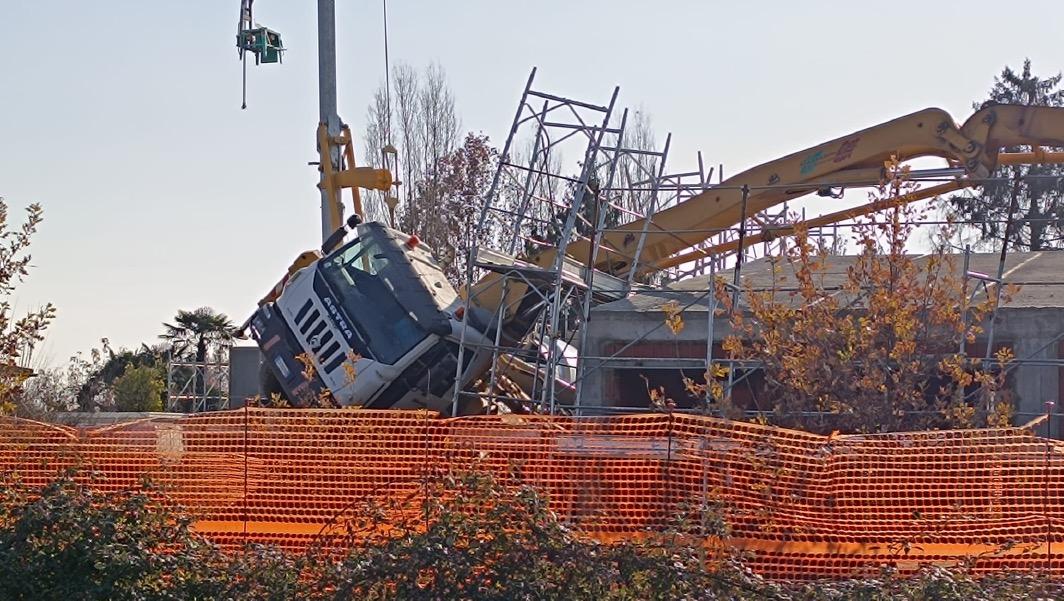 Cede il terreno sotto la betonpompa, il braccio meccanico crolla: così Giuseppe Bolognini è morto a Soncino