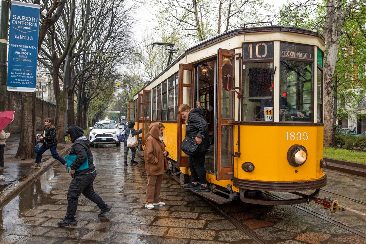 Il tram 10 a una fermata