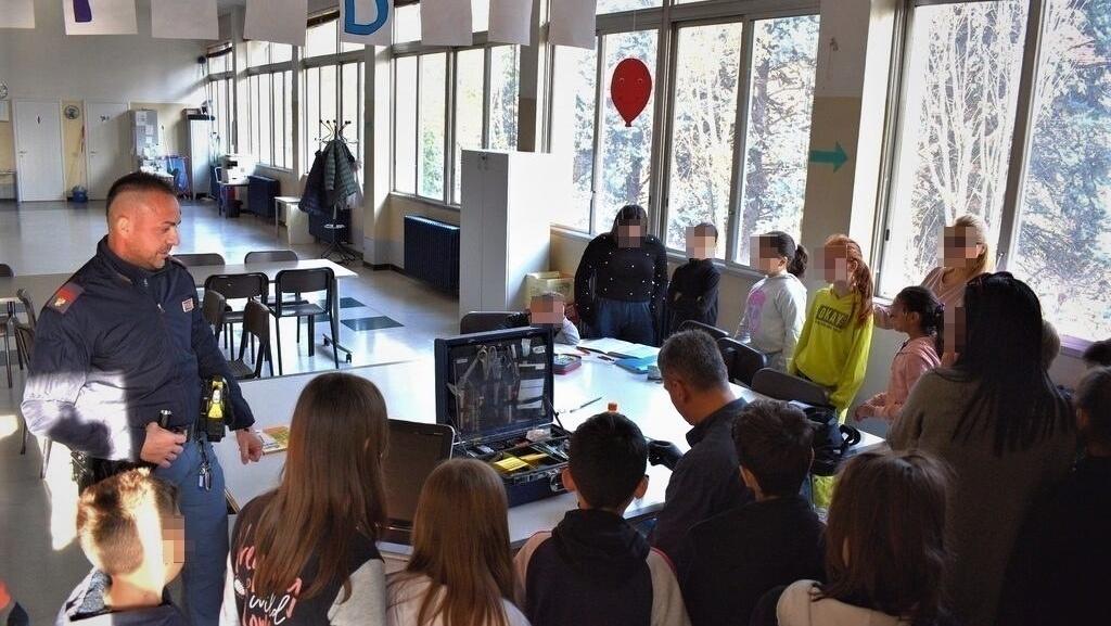 Busto Arsizio, vandali a scuola: arriva la Scientifica della polizia e coinvolge i bambini nelle indagini