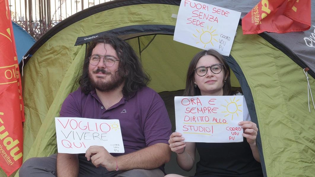 Una manifestazione di studenti universitari contro il caro affitti. A Milano il prezzo medio di una camera singola è di 675 euro al mese