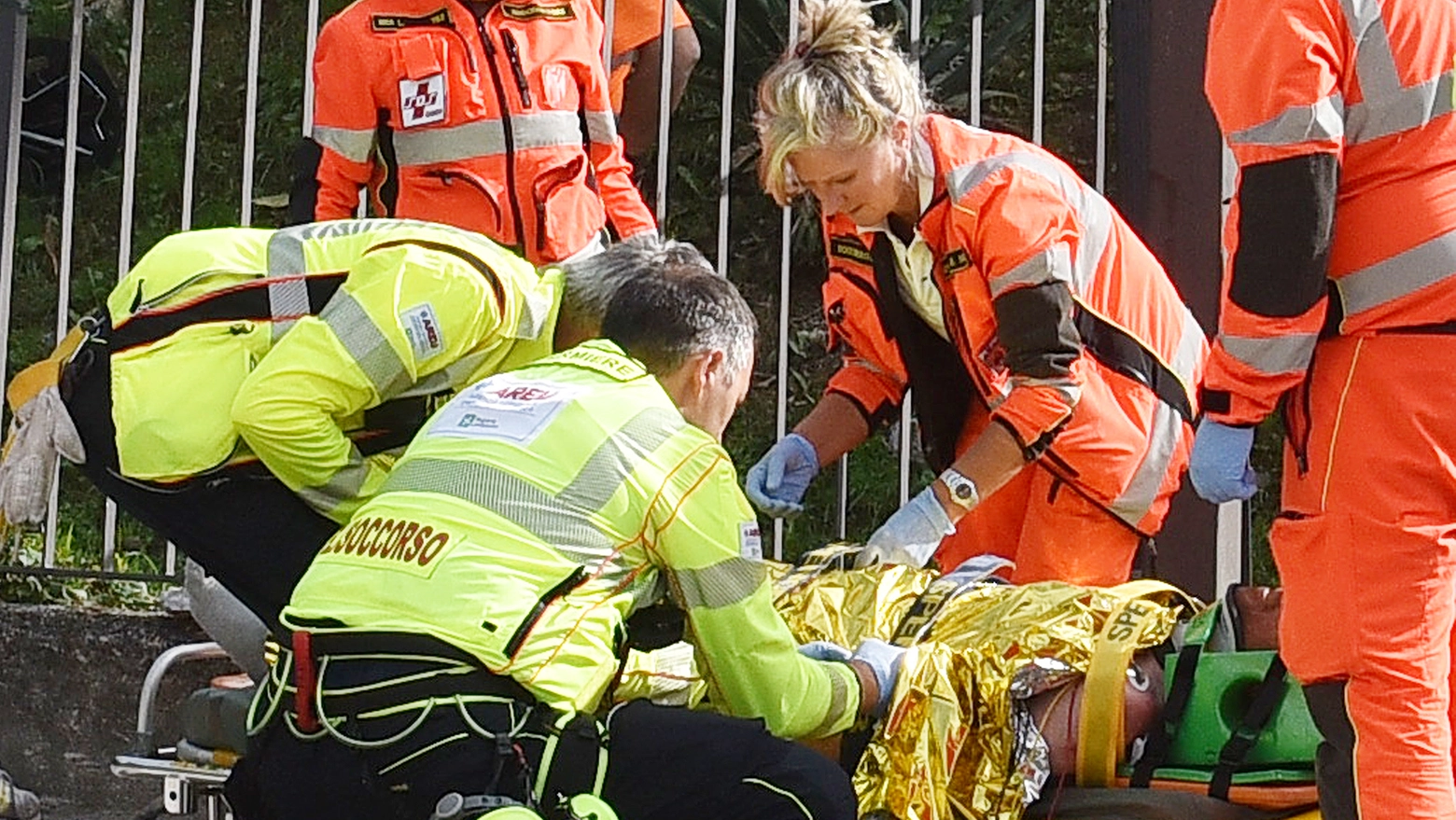 Il grave incidente poco dopo le 15 in via Vittorio Veneto a Lonate