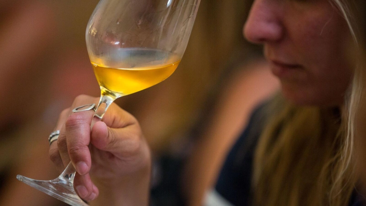 Una donna beve un calice di vino