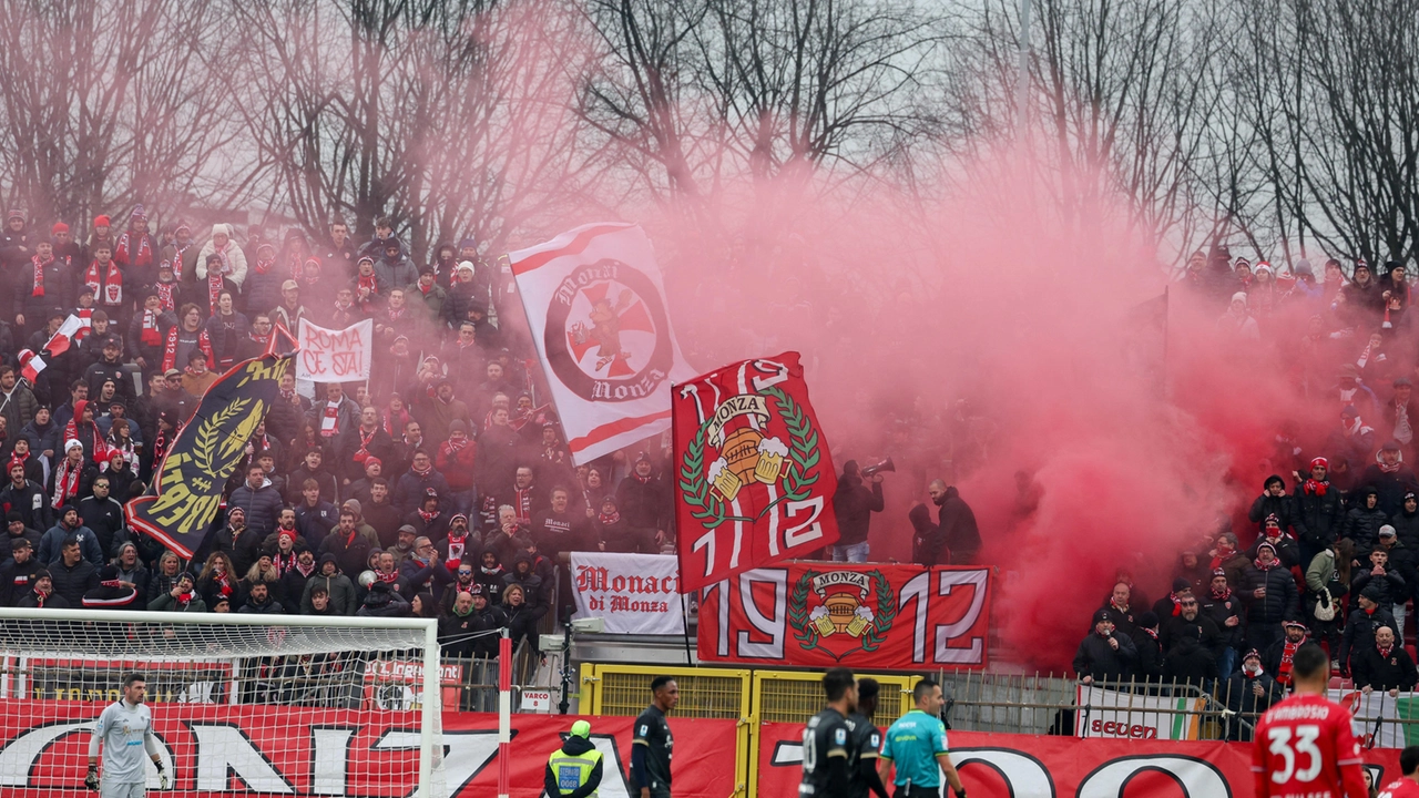 La curva del Monza durante la partita in casa con il Cagliari persa due a uno. I tifosi hanno contestato duramente la squadra