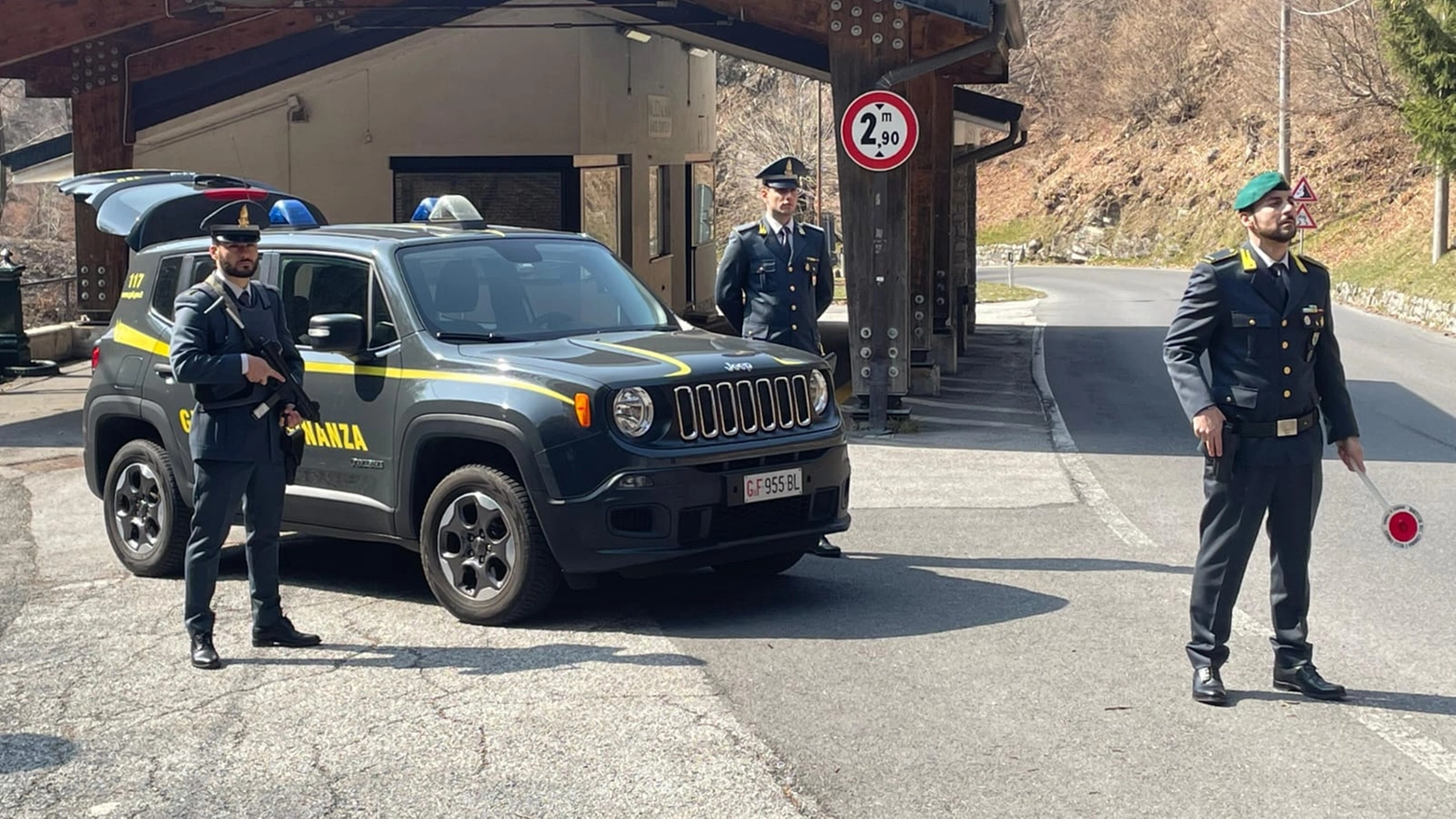 Un cittadino tedesco è stato fermato al confine con la Svizzera: i 18 capi e i 3 accessori sono stati sequestrati dalla Guardia di finanza per contrabbando e violazione dei diritti di confine