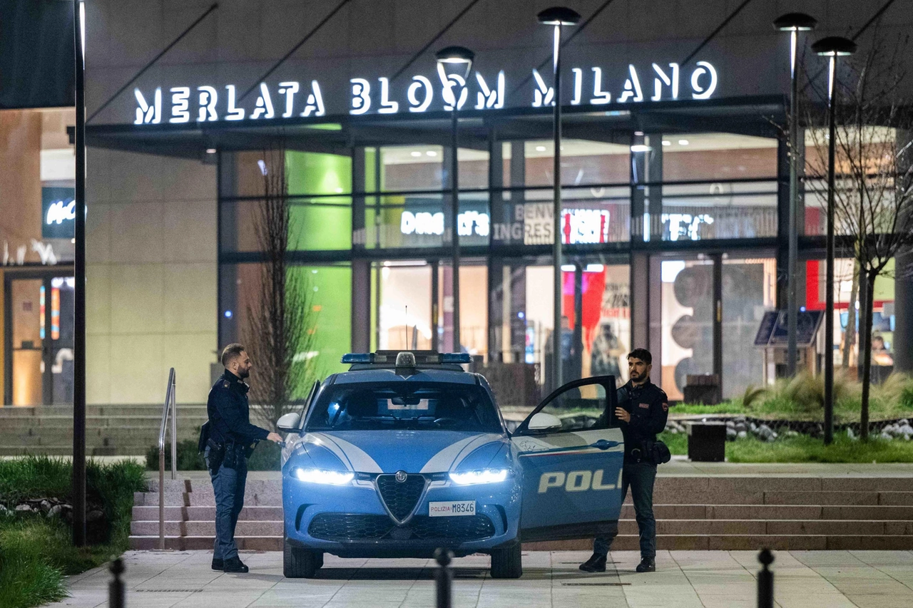 Ragazzo aggredito a coltellate davanti il centro commerciale Merlata Bloom