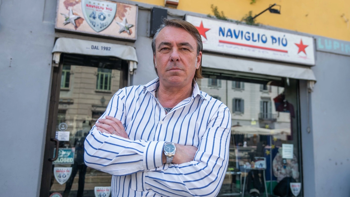 Max Privitera, 60 anni, davanti al suo negozio di Ripa di Porta Ticinese