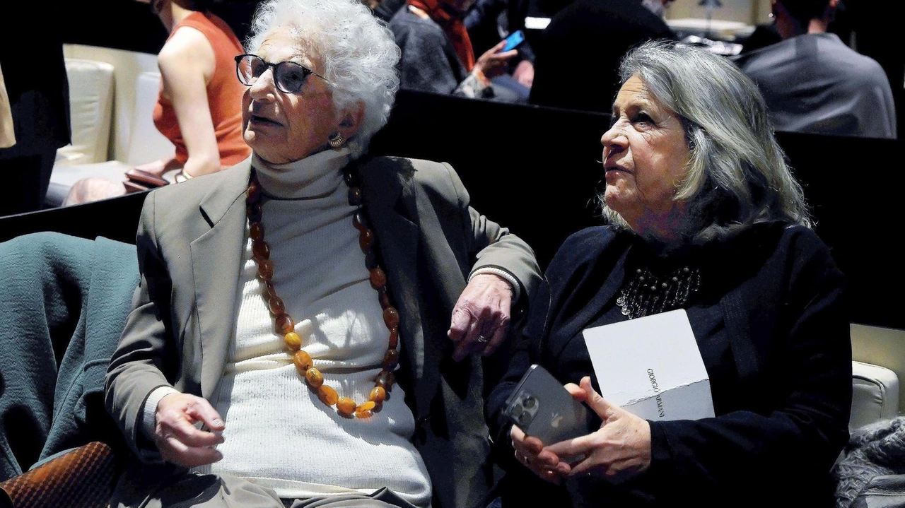 Liliana Segre e Andrée Ruth Shammah alla sfilata di Armani in via Bergognone