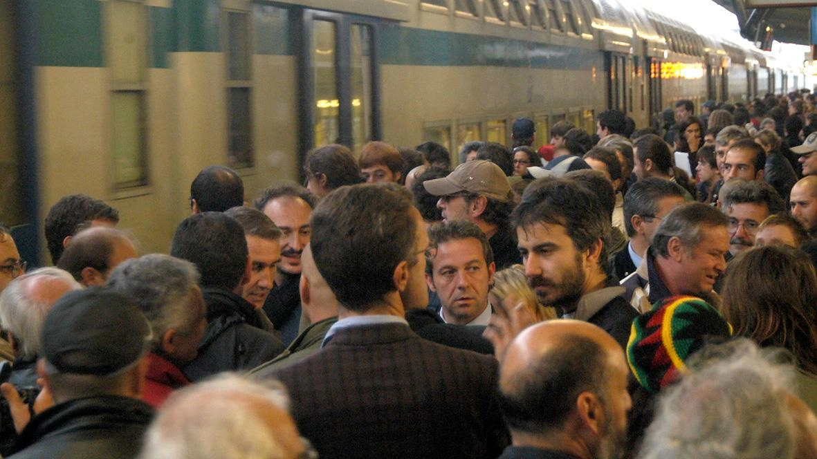 La circolazione dei treni è stata fortemente compromessa dalle sei del mattino per oltre tre ore: è stata ripristinata alle 9.40, dopo l’intervento dei tecnici Rfi I convogli hanno accumulato ritardi sempre maggiori, fino a 120 minuti