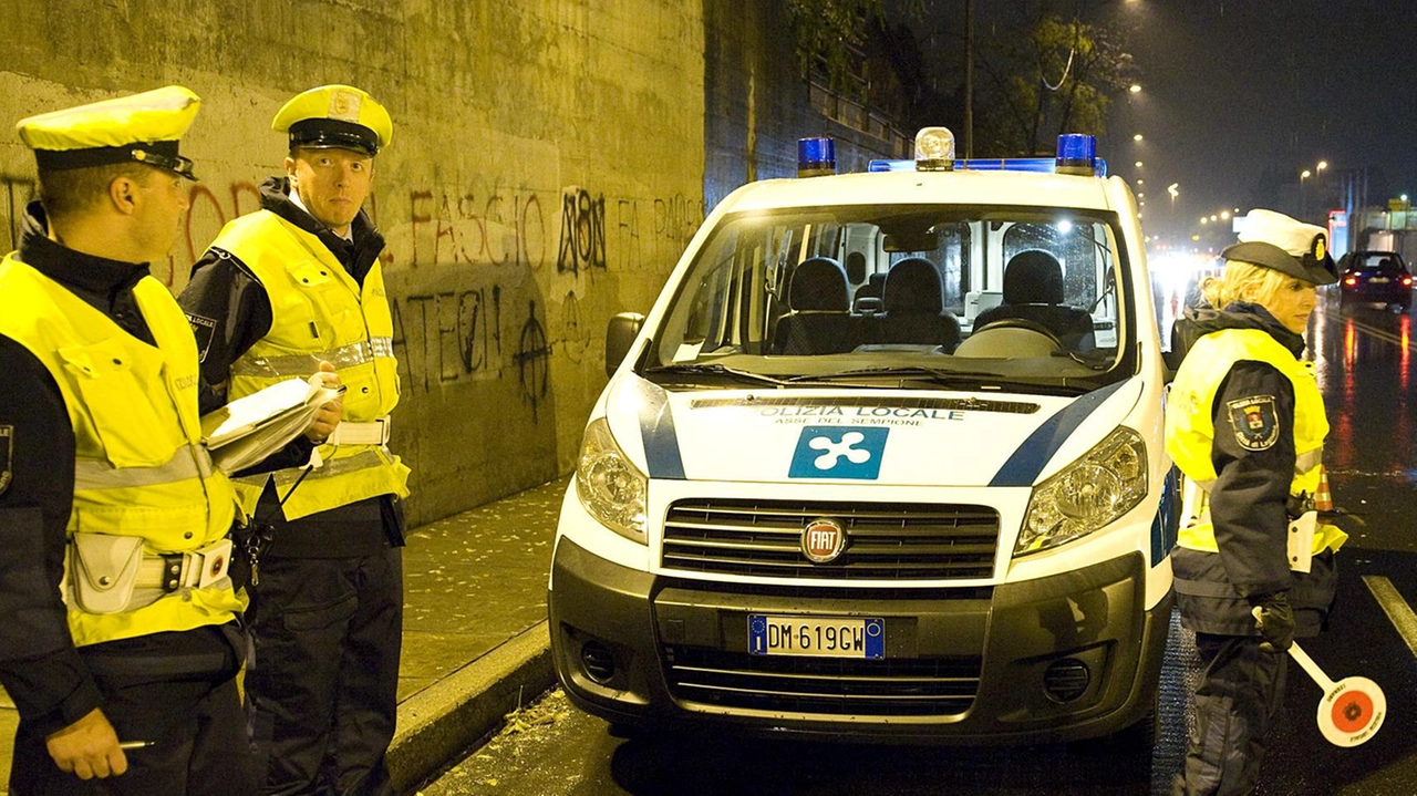 Giro di vite della Polizia locale su monopattini e bici elettriche fuorilegge Boom di multe