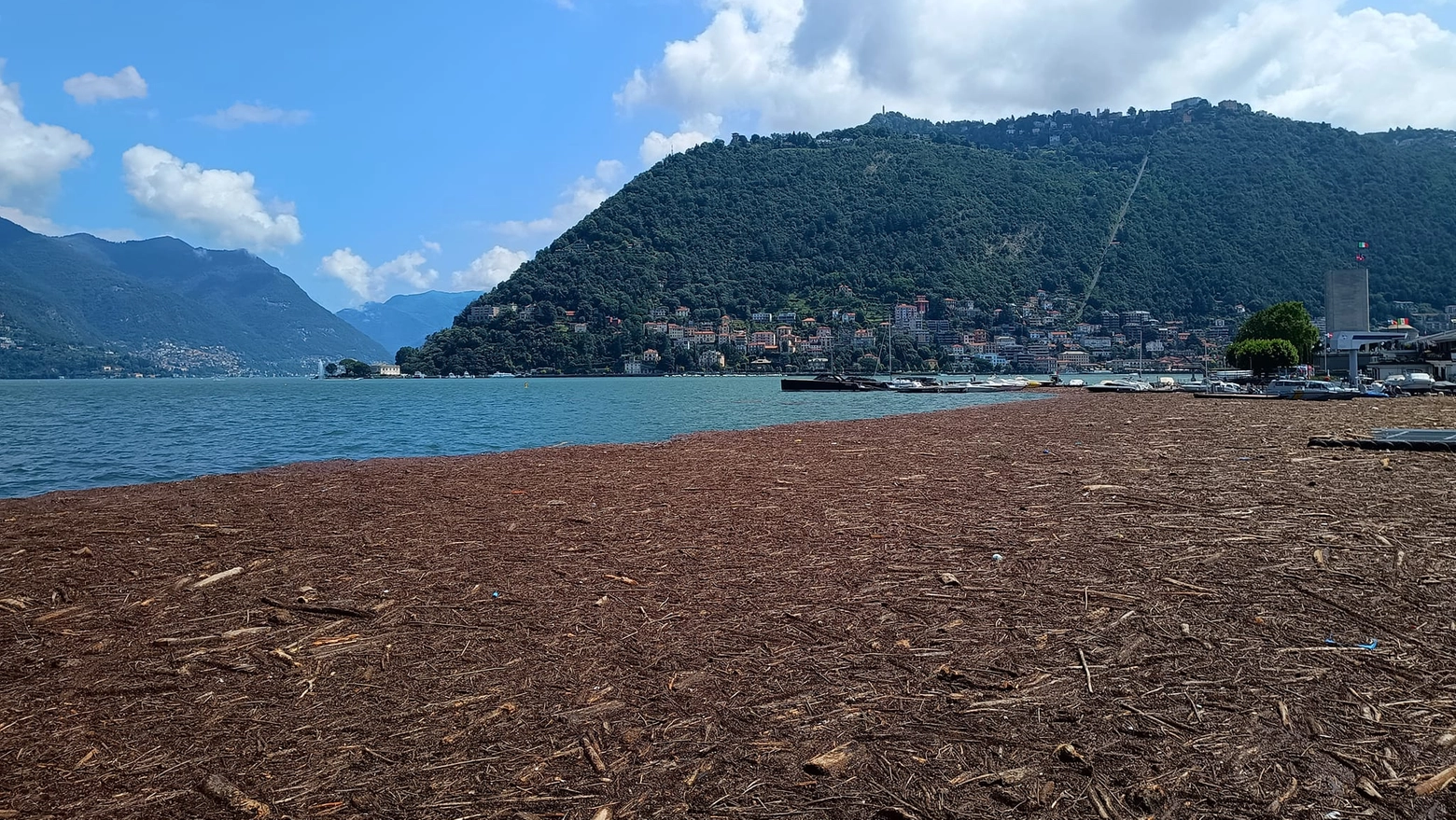 Como, lago invaso dai detriti dopo il maltempo (Foto Facebook Daniel Michel Platini)