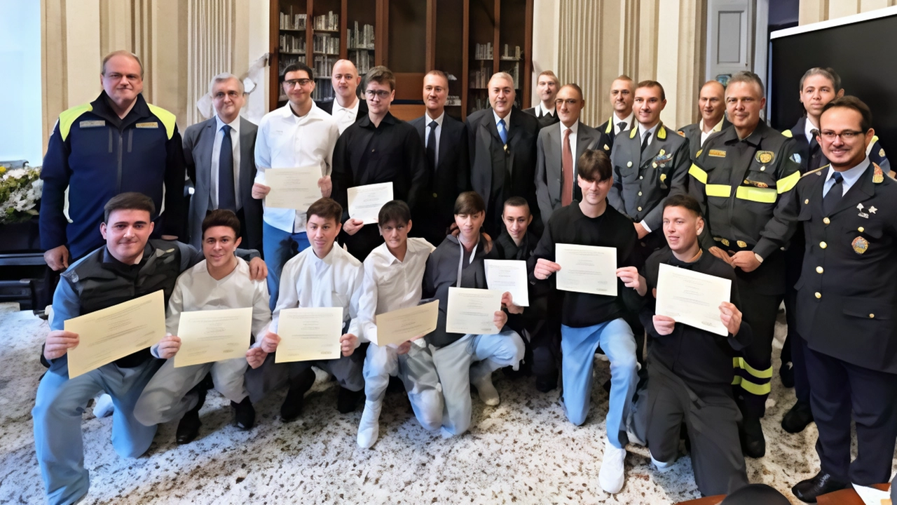 Ieri a Como dieci studenti dell'Istituto Da Vinci Ripamonti hanno ricevuto attestati per il corso sulla protezione civile. Eventi e spettacoli in programma per sensibilizzare sulla sicurezza.