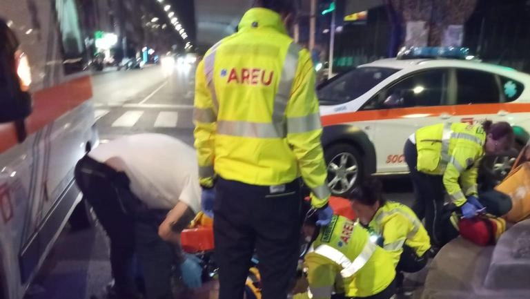 L’incidente è avvenuto tra giovedì e venerdì in viale Monte Ceneri: il ciclofattorino è stato soccorso all’ospedale San Carlo