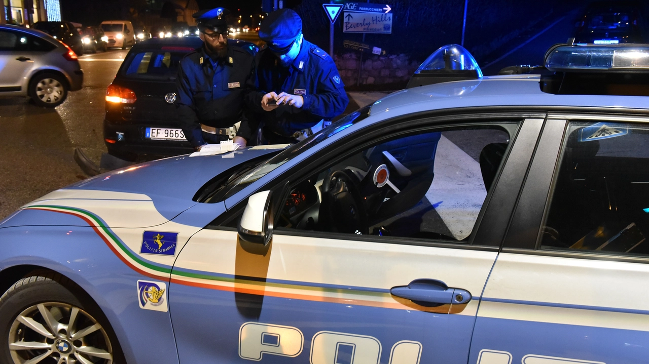 Agenti di polizia della questura di Como