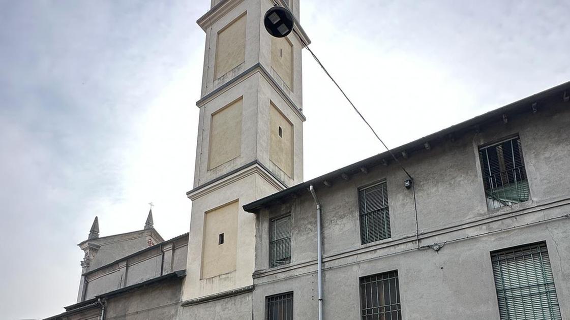 Imbratta chiesa e strada. Denunciato un trentenne