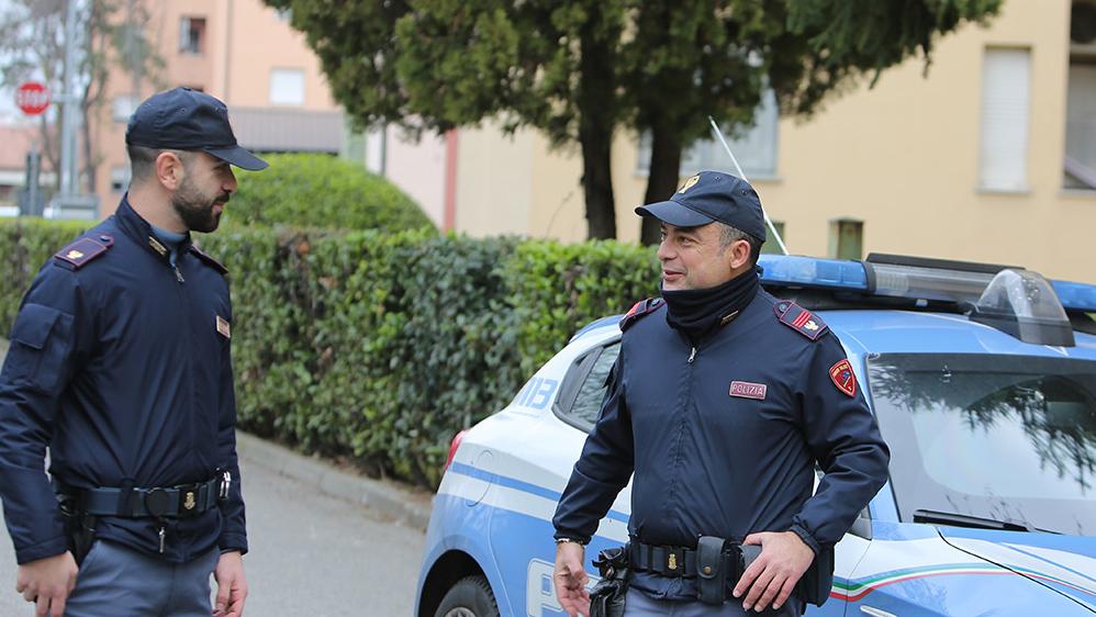 Sfregia al volto la rivale con un taglierino davanti ai clienti di un locale: arrestata a Pavia una 37enne