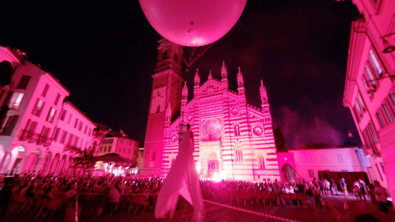 Monza, il volo della colomba in piazza Duomo