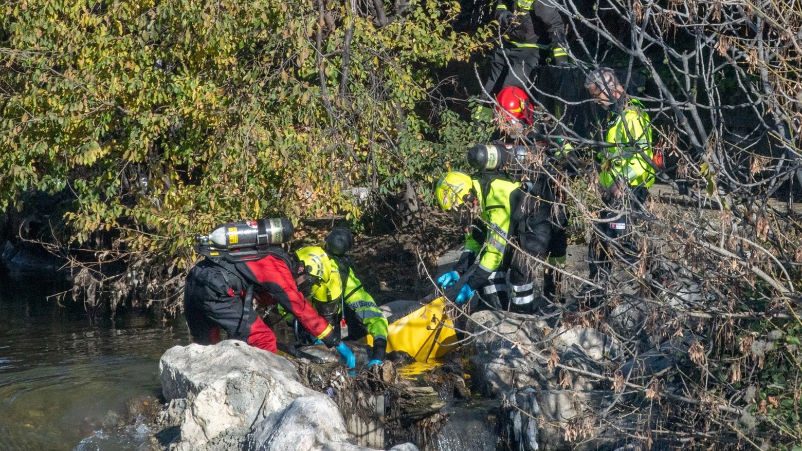 Milano, le operazioni di recupero del cadavere nel fiume Lambro (Foto Fasani)