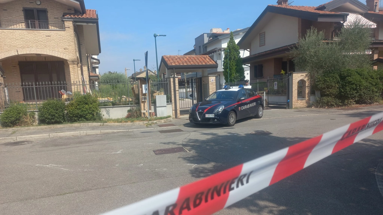 I carabinieri davanti alla villetta di Paderno Dugnano dove è avvenuta la strage