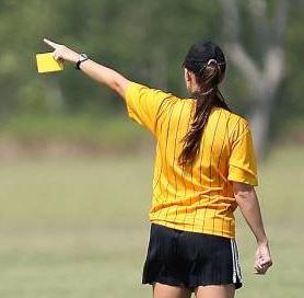 Cremona, insulti e volgarità all’arbitra 16enne durante la partita: genitore espulso dallo stadio