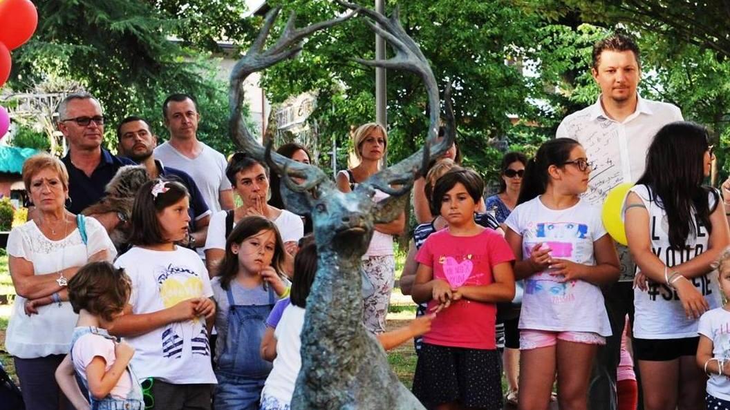 Statua del cervo rubata al parco. Due denunce